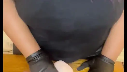 Aku lagi asik strap-on pakai strap-on favoritku!