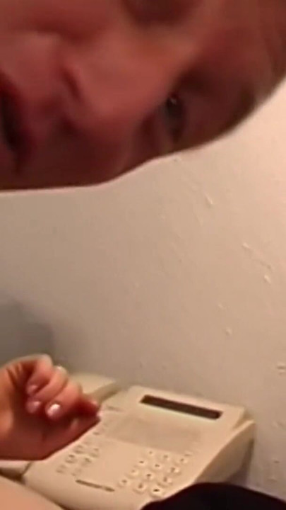 Pascal Saint James banker sin tynde tjekkiske sekretær Maica på skrivebordet | Klip 3