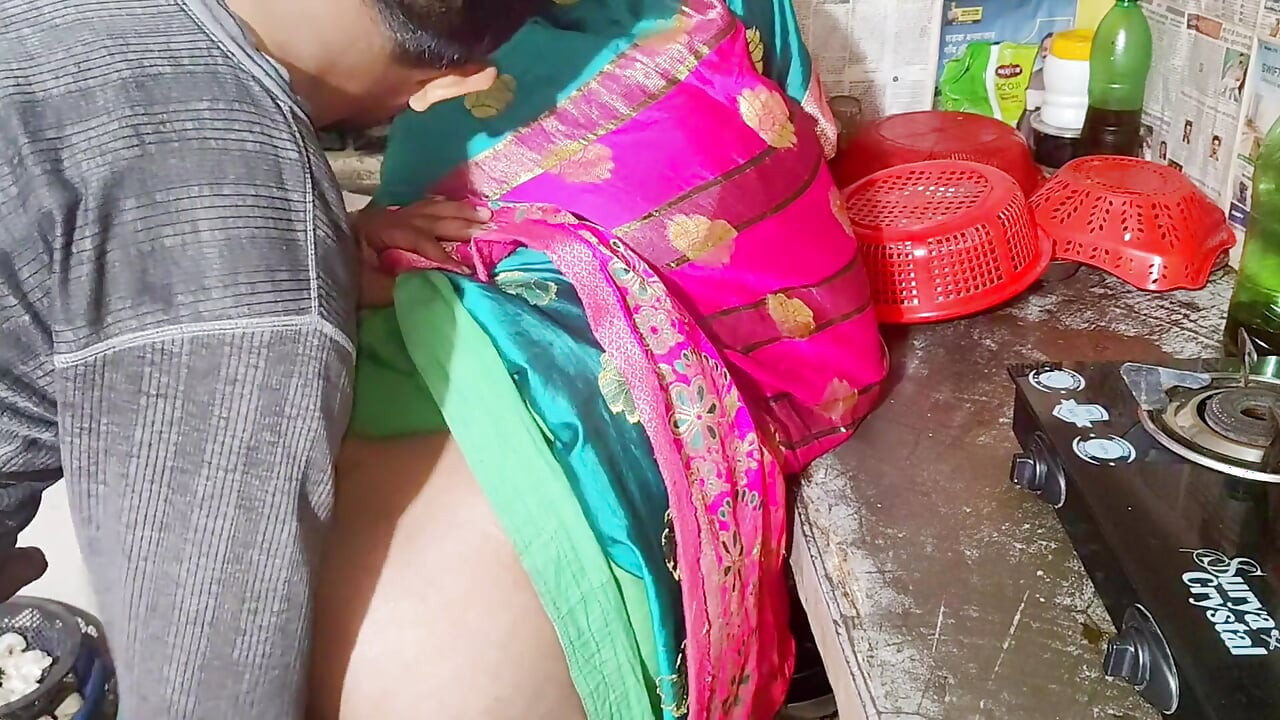 Desi Ibu Tiri India Mengisap Juru Masak