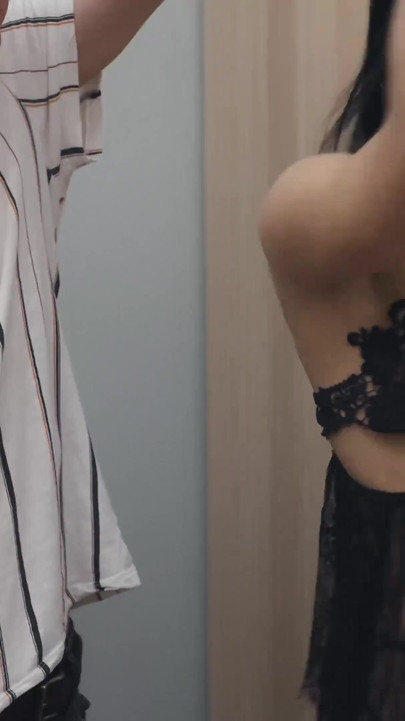 Esnek orta yaşlı seksi kadın sert gavat götünü esnetiyor