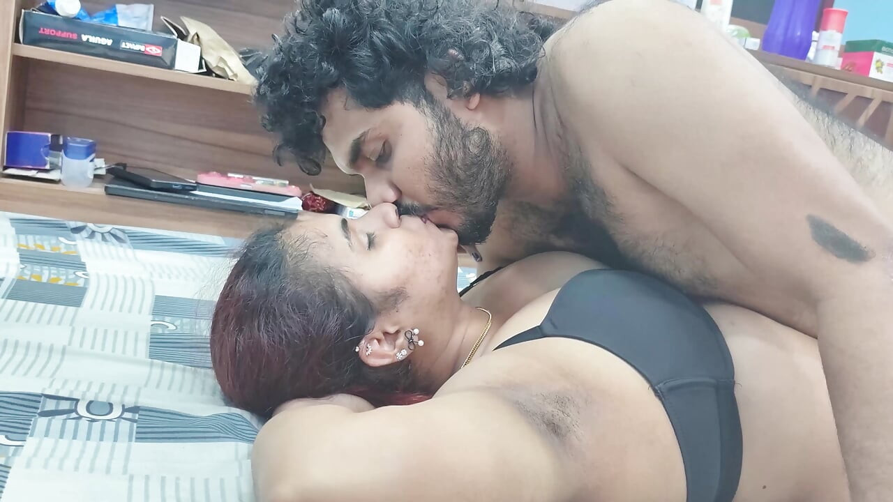 Heißer desi-mädchen arschkuss und oberschenkelkuss und heiße romantik