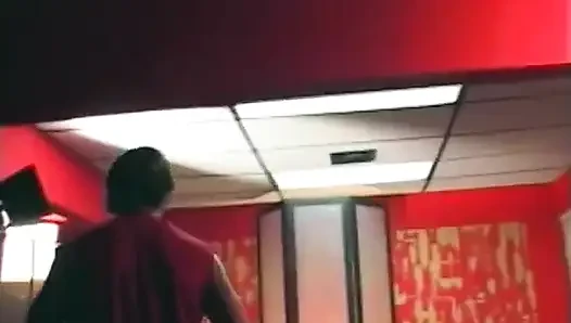 Pantat tetangga cewek cantik diregangkan sama pria yang lebih tua di ranjangnya