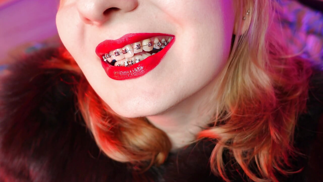 Fetish lipstik merah dan bulu