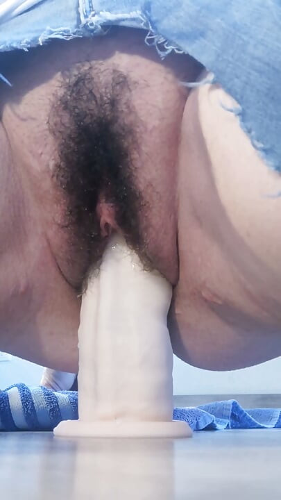Em Jeans para esguichar com um vibrador grosso e conversa suja
