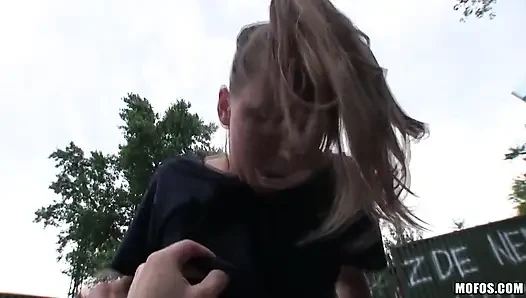Öffentliche pickups - tschechische blondine reitet großen schwanz im auto