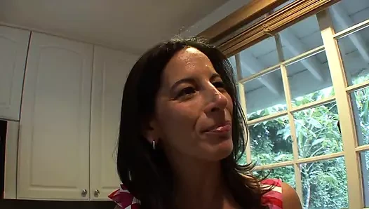 Melissa Monet ve Kendall Karson ile lezbiyen sahnesi