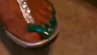 Длинные зеленые ногти на ногах