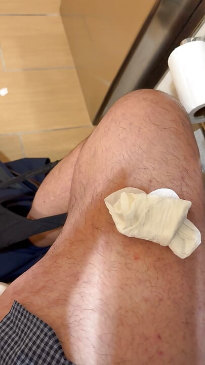 Női WC pisilés és betétcsere a bugyiban