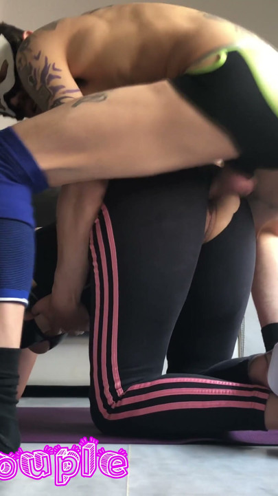 Devojka sa velikom guzom u Adidas trenerkama, pocepane i jebana dok joj se debela guza trese | Klip 1