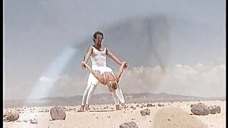 Excelente loira de branco recebe pau em seu cu apertado no meio do deserto