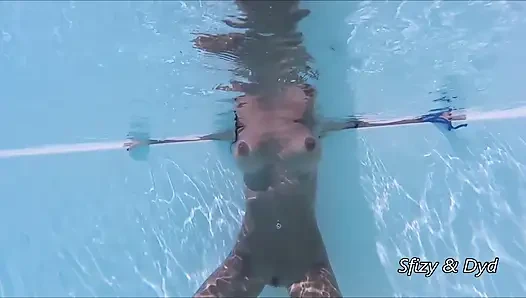 Geile MILF mit perfektem Körper zieht ihren Badeanzug aus und masturbiert unter Wasser