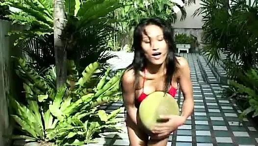 Asiatisches mädchen spielt durch nacht und tag