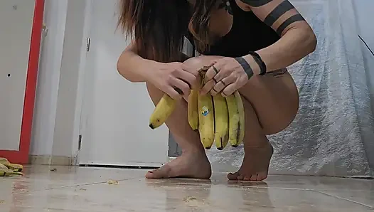 Menghancurkan pisang dengan kakiku