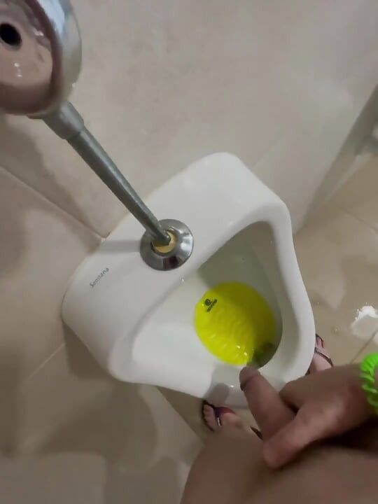 Ousou mijar totalmente nua em banheiros públicos