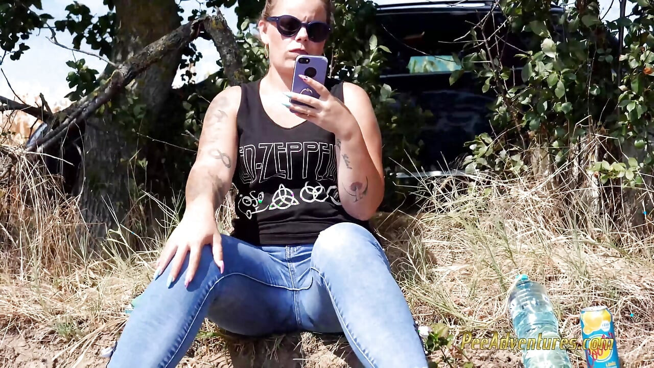Orinar en un campo de maíz - meando mientras habla con su novio por teléfono