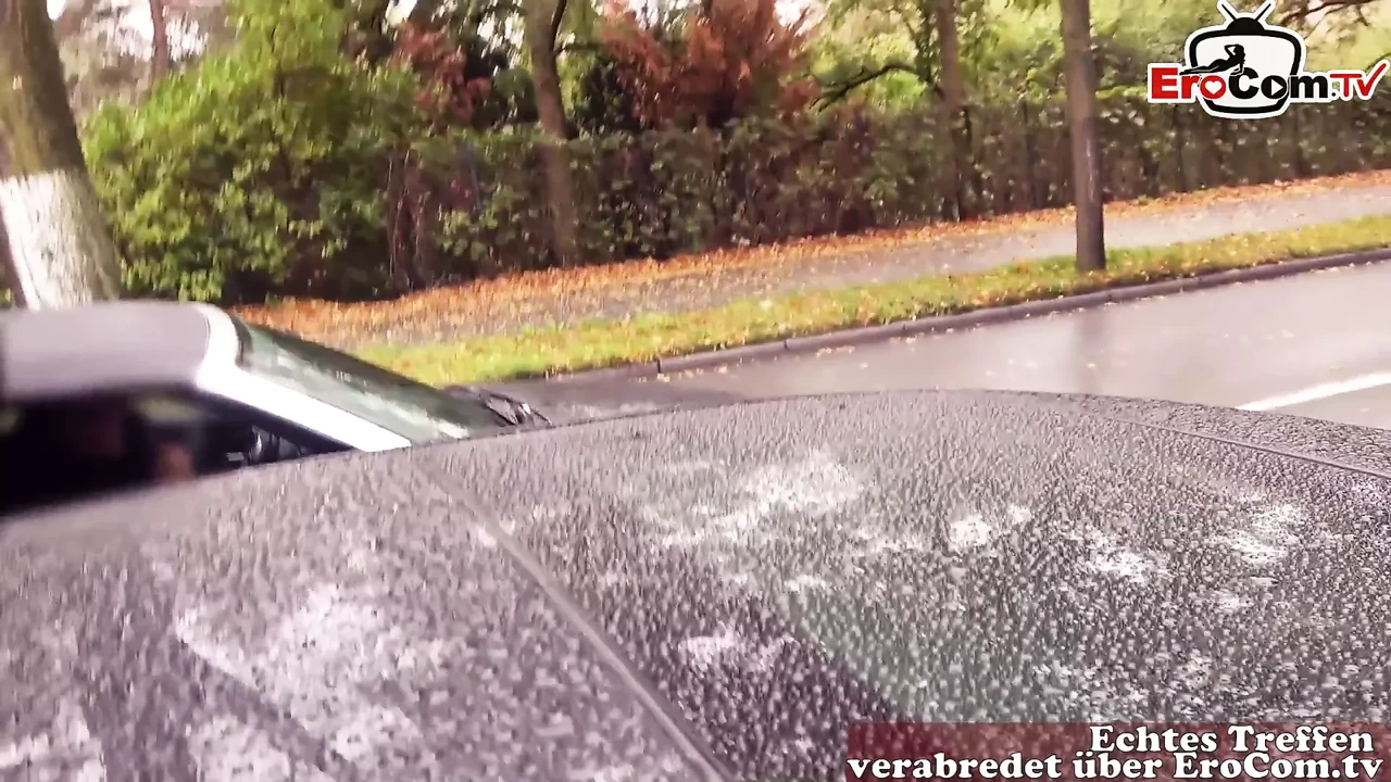 与德国哥特式熟女在汉堡王的Mc驱动器中做爱