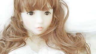 Love Doll Tsubasa en lingerie blanche et collants roses
