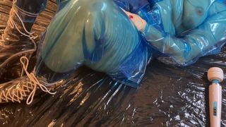 Синий прозрачный ПВХ мастурбирует в пластике