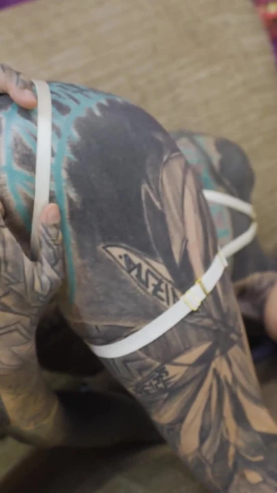 Momento cautivador de "Nena tatuada se estira el culo hasta el límite"