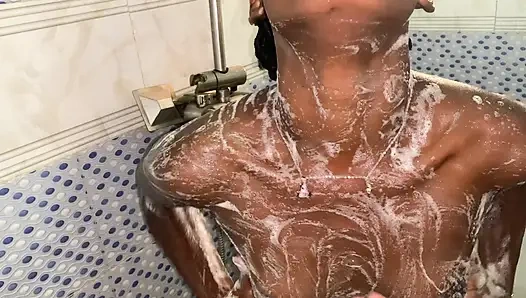 Cewek semok kulit hitam ini menggoda cewek semok ini di kamar mandi