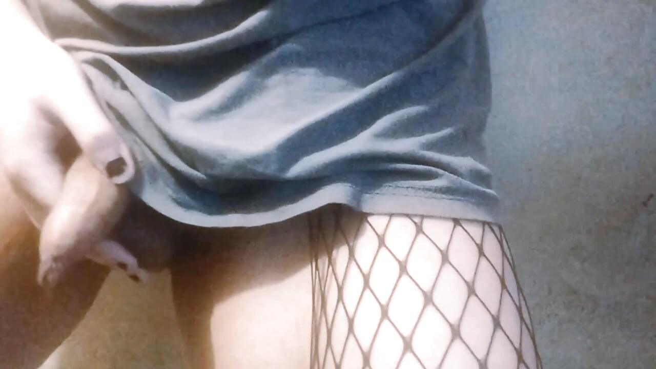 Femboy gótikus halászháló harisnyában simogatja aranyos duci transzlány farkát a kamerába, miközben kövér combjait szorítja élvezettel