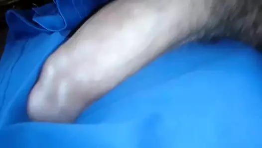 Büyük penisli genç Kolombiyalı porno çok süt için mastürbasyon yapıyor