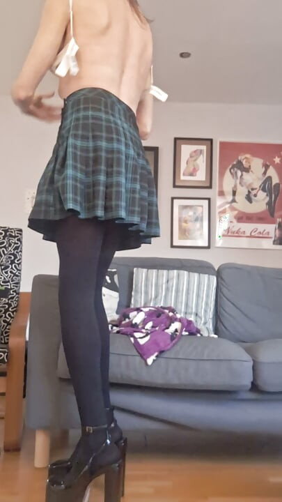 Mujer trans Chaela Gremory se desnuda y se masturba con un dildo