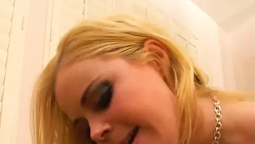 Sarışın hatun patlamalı orgazm için büyük yarağı emiyor ve sikiyor