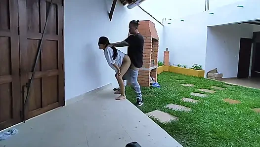 Я приехал в поездку, и моя жена приветствует меня, очень возбужденная