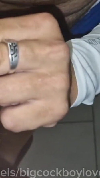 Morate vidjeti trenutak iz "Jebao zaštitara u pisoaru trgovačkog centra! Vruća ekskluziva za dečke gladne kurca. Nasumično jebanje"