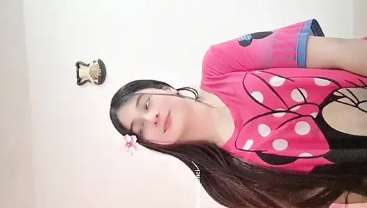 Я наблюдала, как она мастурбирует, затем подошел к ней сзади и трахнул ее в задницу.