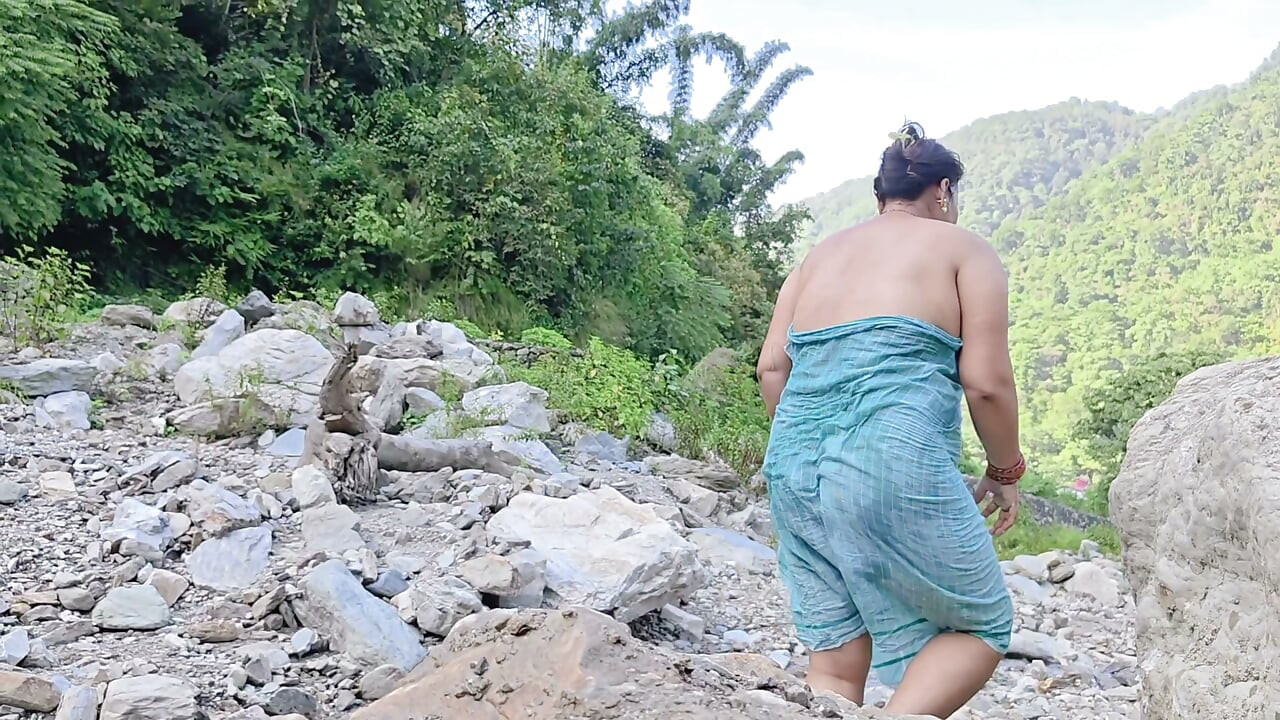 Sexo no acampamento na montanha, à beira do rio