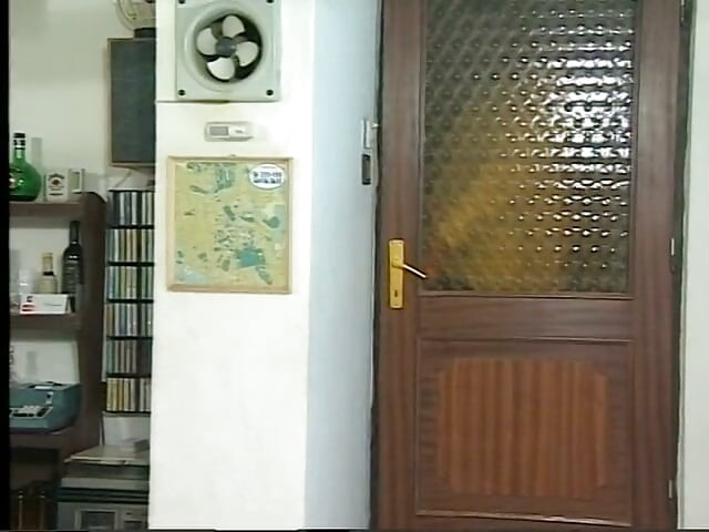 Cô bé tóc nâu xinh đẹp bị bạn trai đụ trên giường