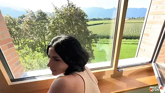 Büyük memeli esmerin kıllı amcığıyla sulu sakso ve tutkulu sikiş