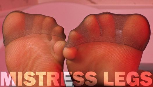 Les pieds de la déesse dans des chaussettes mouillées aux orteils renforcés vous taquinent dans le bain