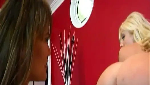 Edepsiz Kız Arkadaşların Yat Üçlü Sikiş Festivali