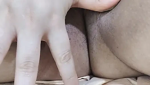 Sie entfernt die haare ihrer großen muschi