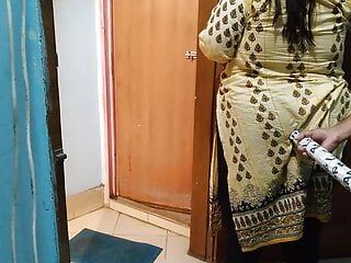 Vecino folla tía caliente mientras barre la casa - sexo indio