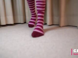 Chloesocks - девушка-студентка в розовых носках, поклонение ступням, доминирование ступнями