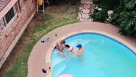 Meine nachbarn beim ficken beim fliegen mit meiner Drohne erwischt