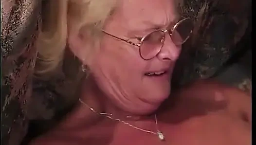 Cowok ini nggak bisa ngentot sama ayah mertuanya sejak lama!