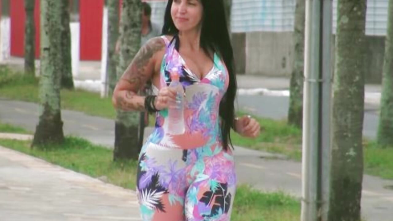 Elisa Sanches loopt op het strand, en toen vroeg ik om sperma in haar mond