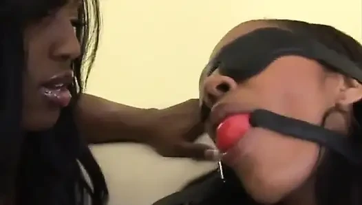 Cewek sange ini dientot habis-habisan sama cowok tiang besar di seks threesome hot