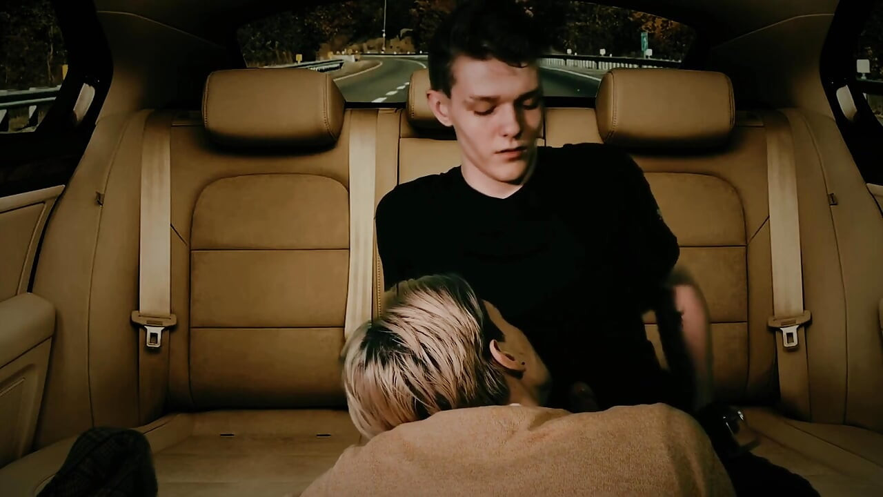 قطعة كبيرة مارس الجنس في الشرج في المقعد الخلفي للسيارة