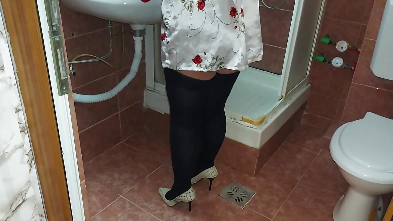 Saya Suka Apabila Ibu Tiri Datang Melawat Saya Dalam Stoking Nilonnya Dan Kasut Tumit Tinggi