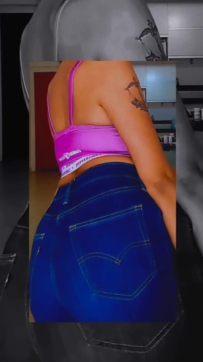 YOUNG GIRL TWERKING IN FRONT OF YOU