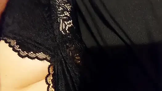 Istri pirang dewasa menikmati seks malam