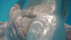 Nuoto nudo in una piscina in giardino con stuzzicamento