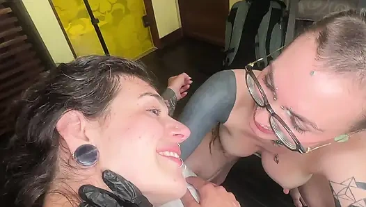 Сексуальная крошка свободная, жарят в два смычка, в рот и наполняют сливками!