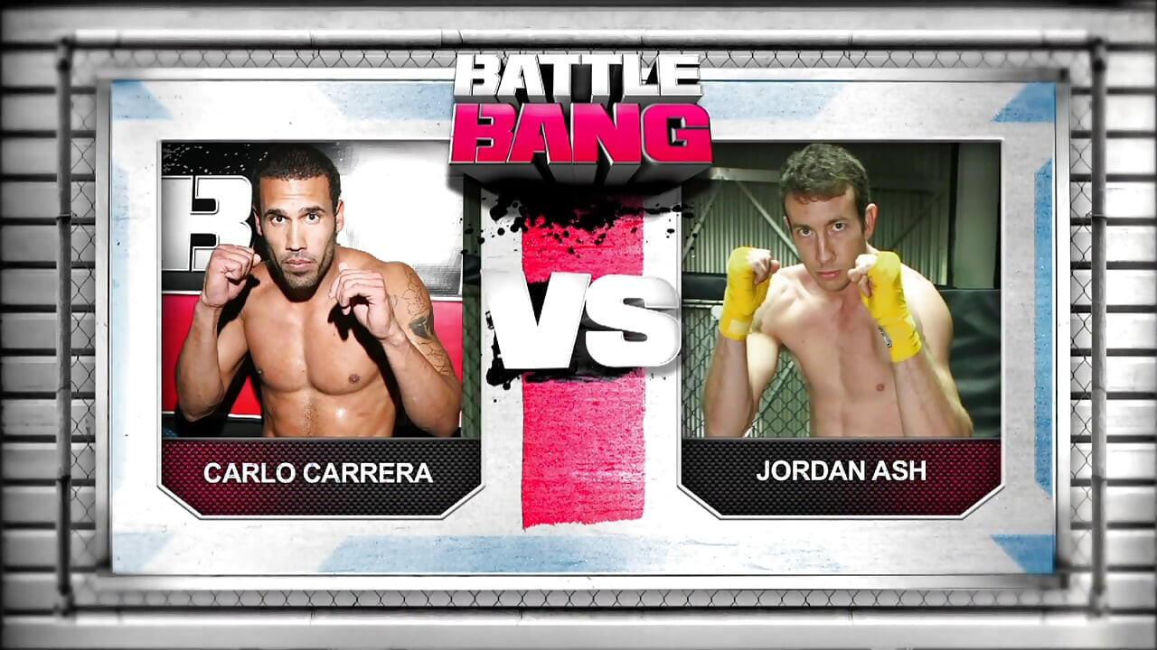 Ο βαρύς φουσκωτός καναπές της λαχταριστής τρύπας φαίνεται μικρός γεμάτος πρόσωπο